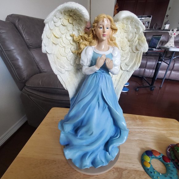 Hamilton Collection Other - Angel with 8 seasonal wreaths